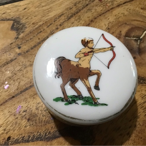 🗝️ ★❦꒒ik୧⌵♡⌵N୧w❦★ AUCTION PRICE👩🏻‍⚖️ RARE sagittarius 1979 pill box enesco